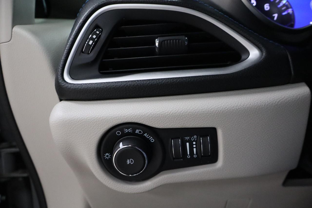 Chrysler Pacifica Vehicle Full-screen Gallery Image 18