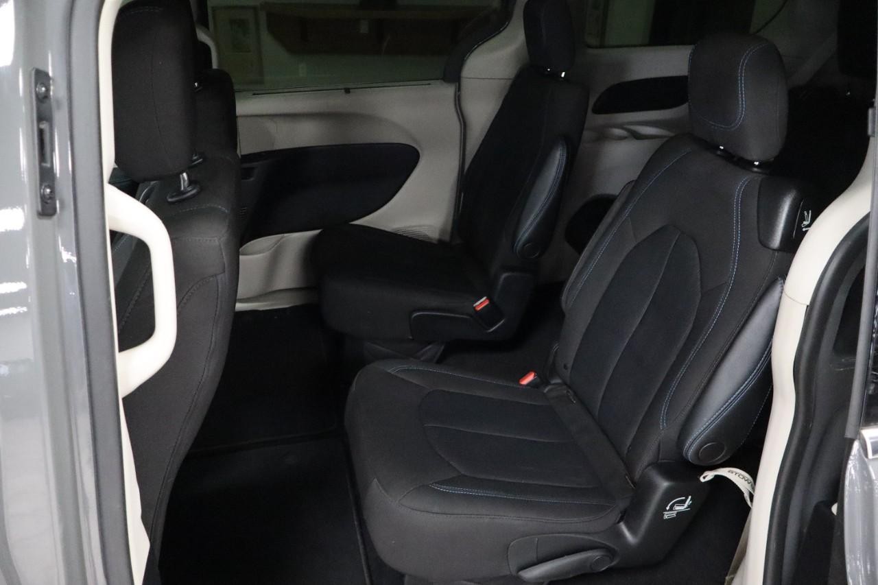 Chrysler Pacifica Vehicle Full-screen Gallery Image 19