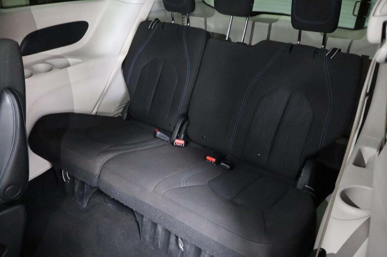 Chrysler Pacifica Vehicle Full-screen Gallery Image 20