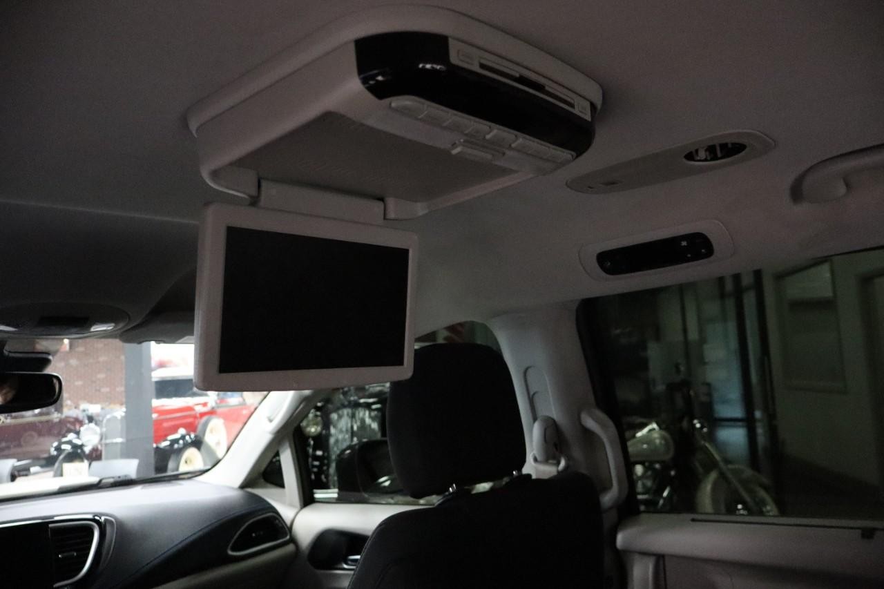 Chrysler Pacifica Vehicle Full-screen Gallery Image 21