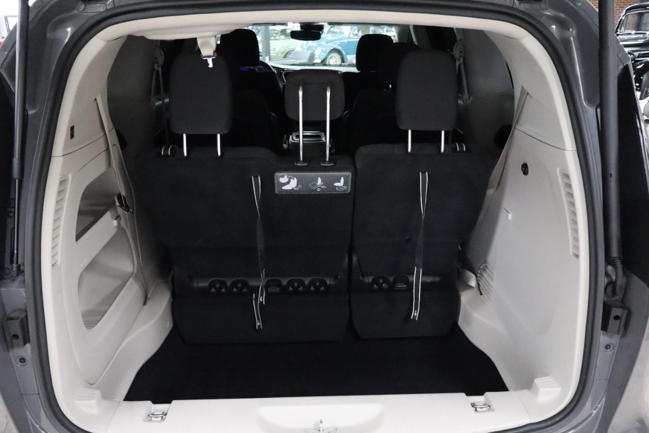 Chrysler Pacifica Vehicle Full-screen Gallery Image 22