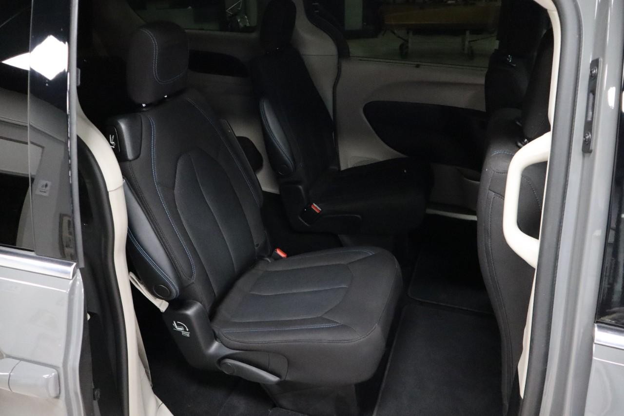Chrysler Pacifica Vehicle Full-screen Gallery Image 23