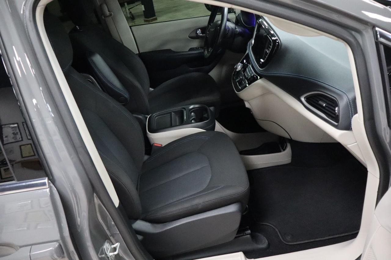 Chrysler Pacifica Vehicle Full-screen Gallery Image 24