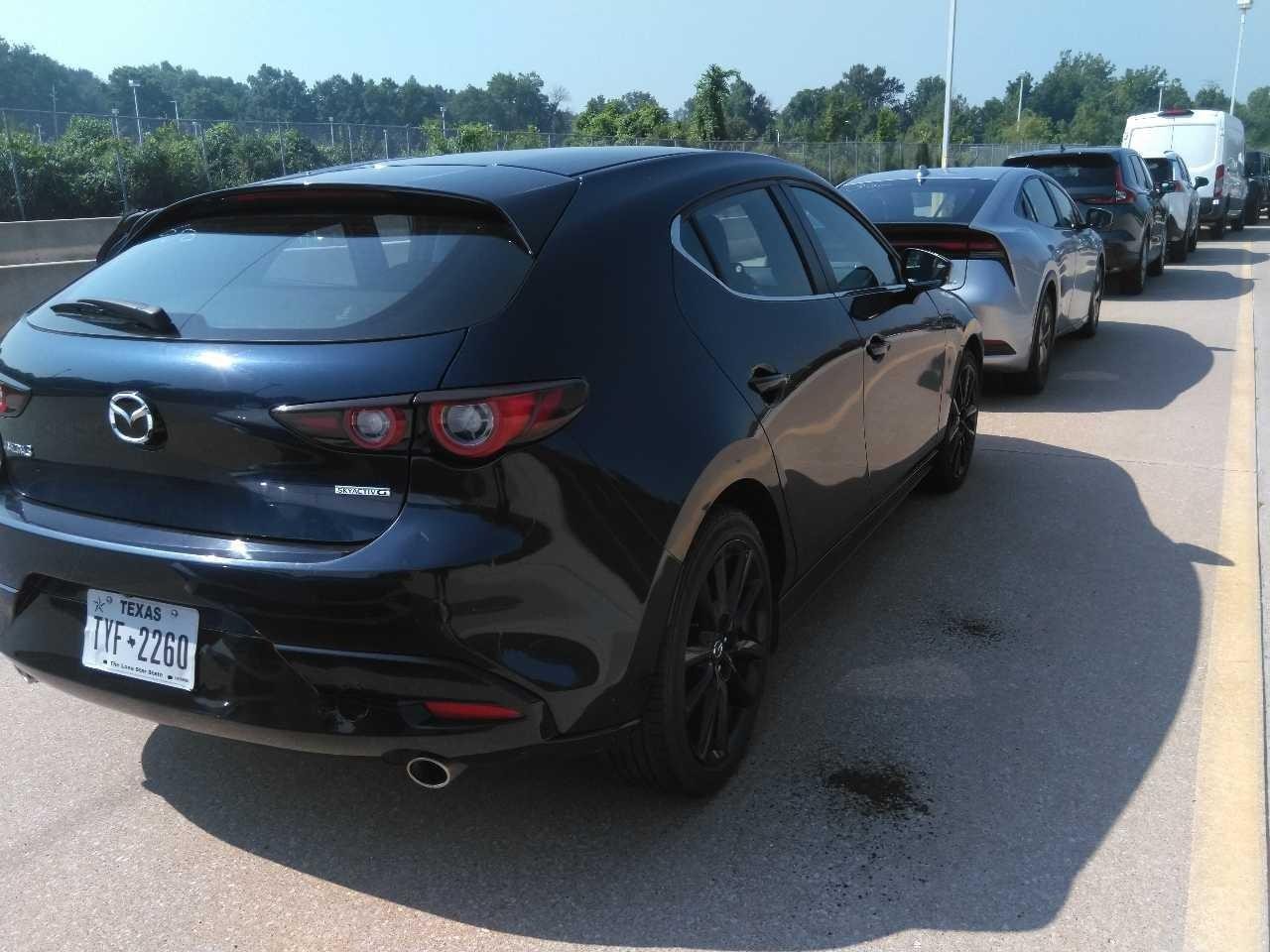 Mazda Mazda3 Hatchback Vehicle Full-screen Gallery Image 2