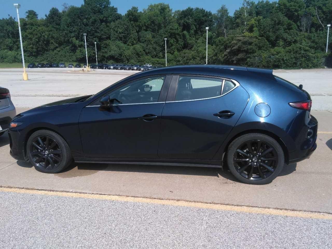 Mazda Mazda3 Hatchback Vehicle Full-screen Gallery Image 3