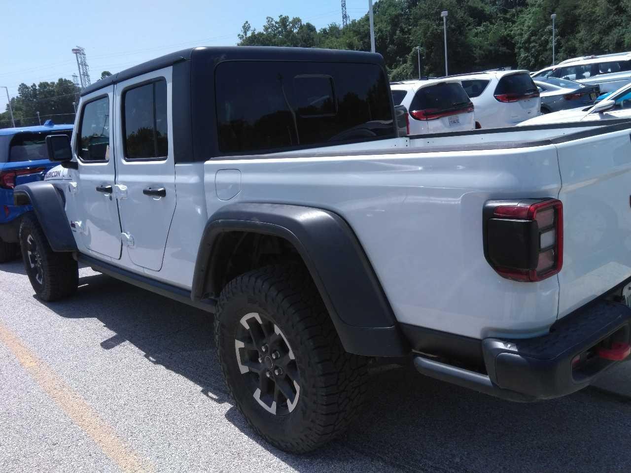 Jeep Gladiator Vehicle Full-screen Gallery Image 2