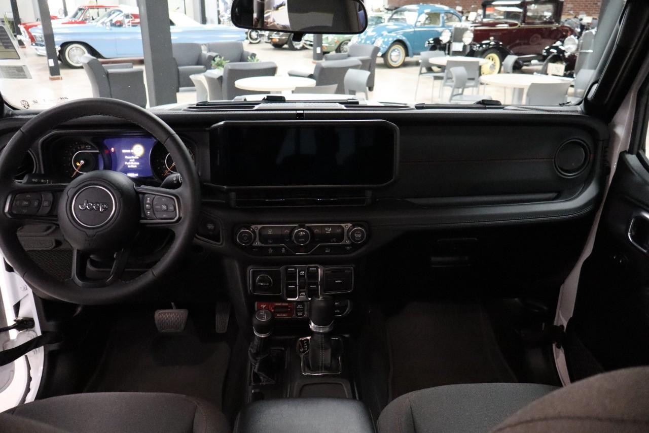 Jeep Gladiator Vehicle Full-screen Gallery Image 13