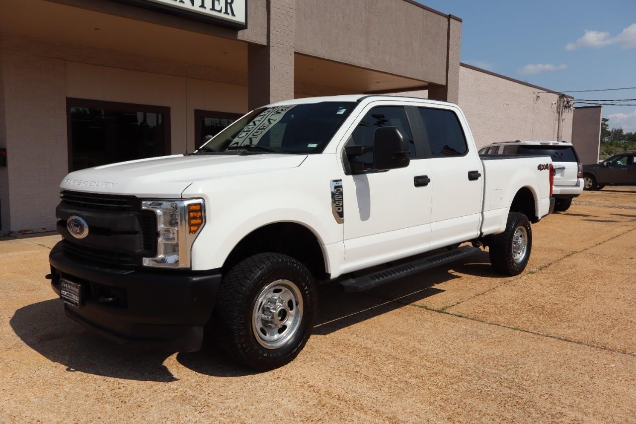 Ford Super Duty F-250 SRW Vehicle Full-screen Gallery Image 2
