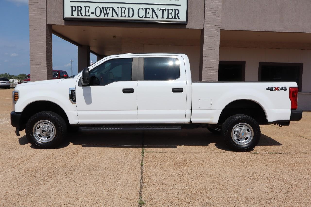 Ford Super Duty F-250 SRW Vehicle Full-screen Gallery Image 3