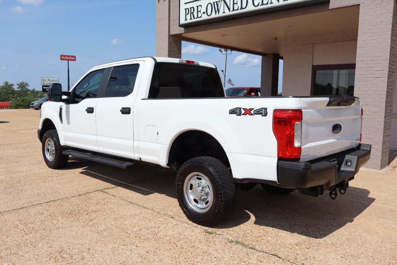 Ford Super Duty F-250 SRW Vehicle Full-screen Gallery Image 4