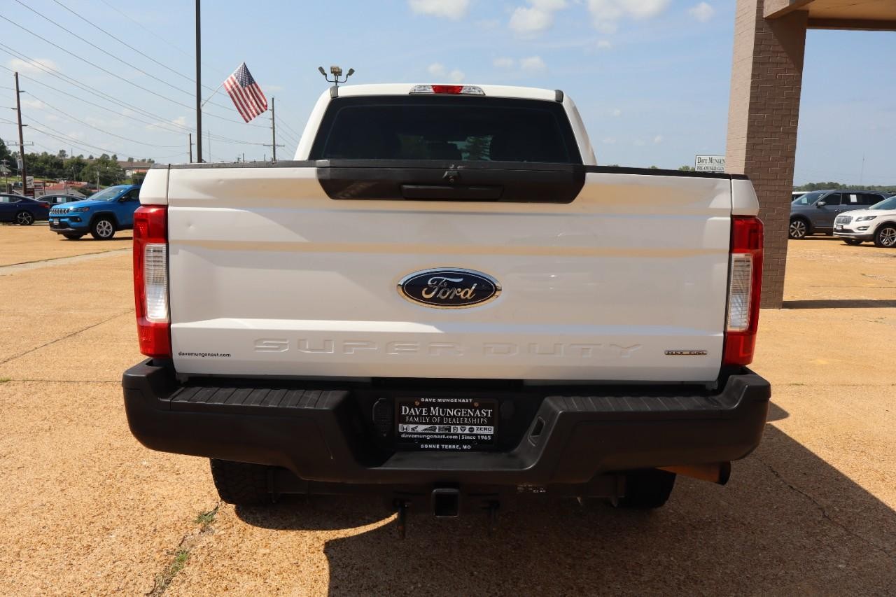 Ford Super Duty F-250 SRW Vehicle Full-screen Gallery Image 5