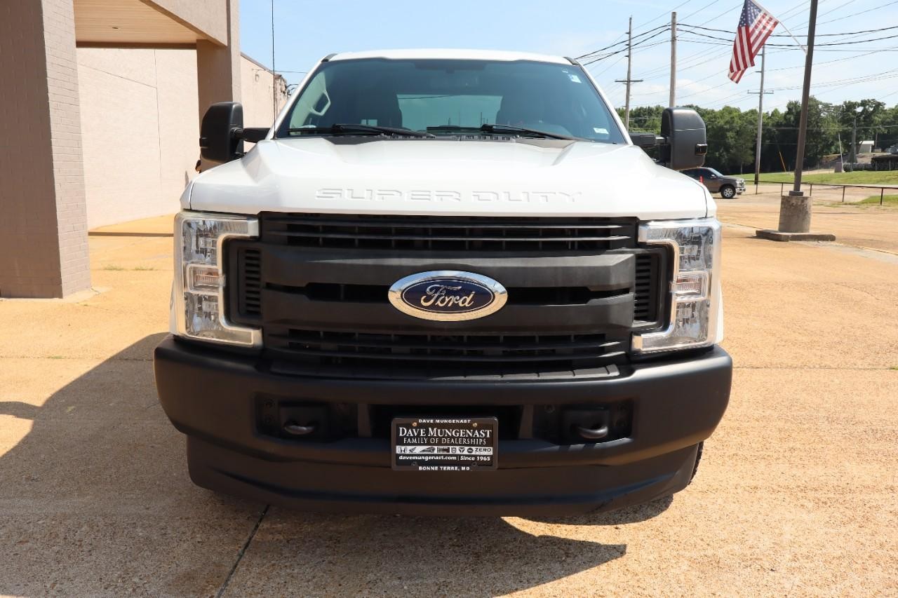 Ford Super Duty F-250 SRW Vehicle Full-screen Gallery Image 9