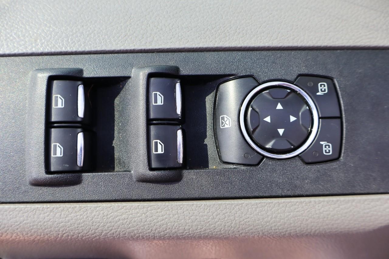 Ford Super Duty F-250 SRW Vehicle Full-screen Gallery Image 11