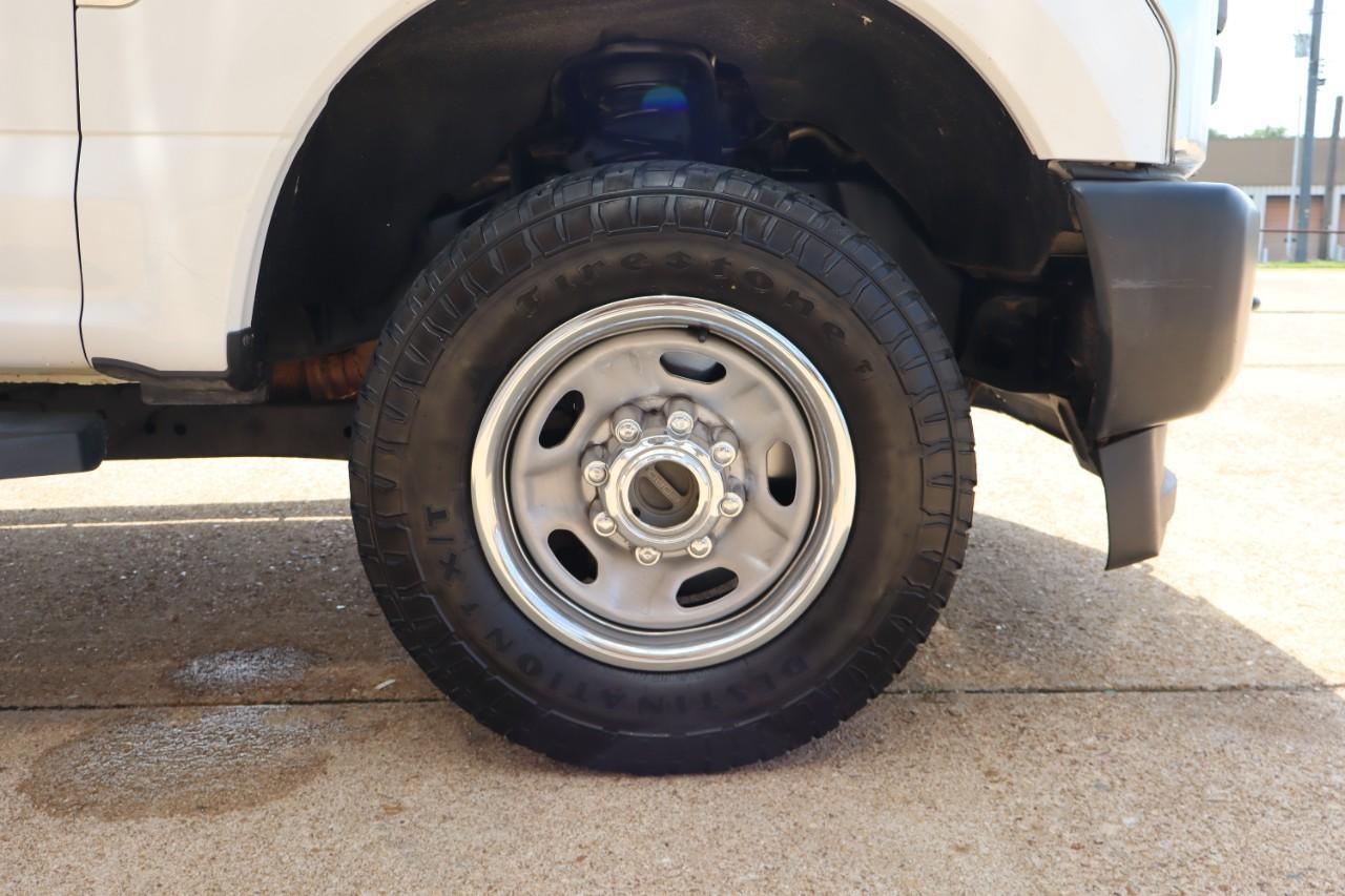 Ford Super Duty F-250 SRW Vehicle Full-screen Gallery Image 30