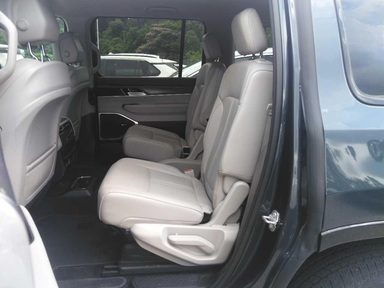 Jeep Wagoneer Vehicle Full-screen Gallery Image 6