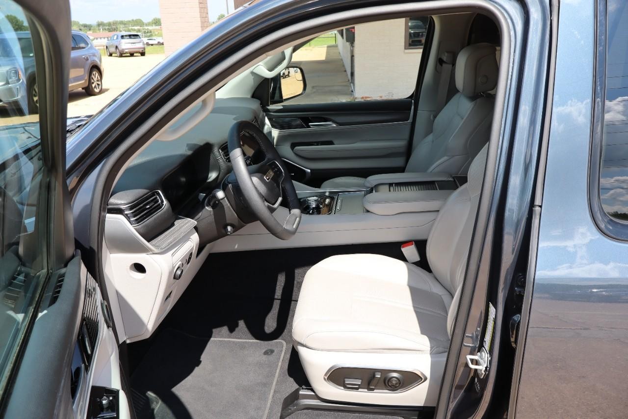 Jeep Wagoneer Vehicle Full-screen Gallery Image 9