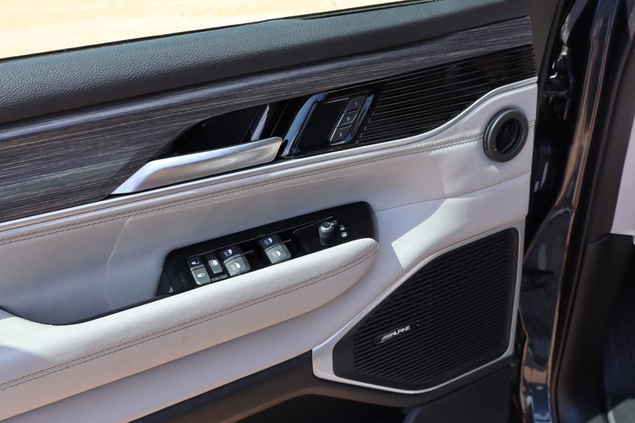 Jeep Wagoneer Vehicle Full-screen Gallery Image 11