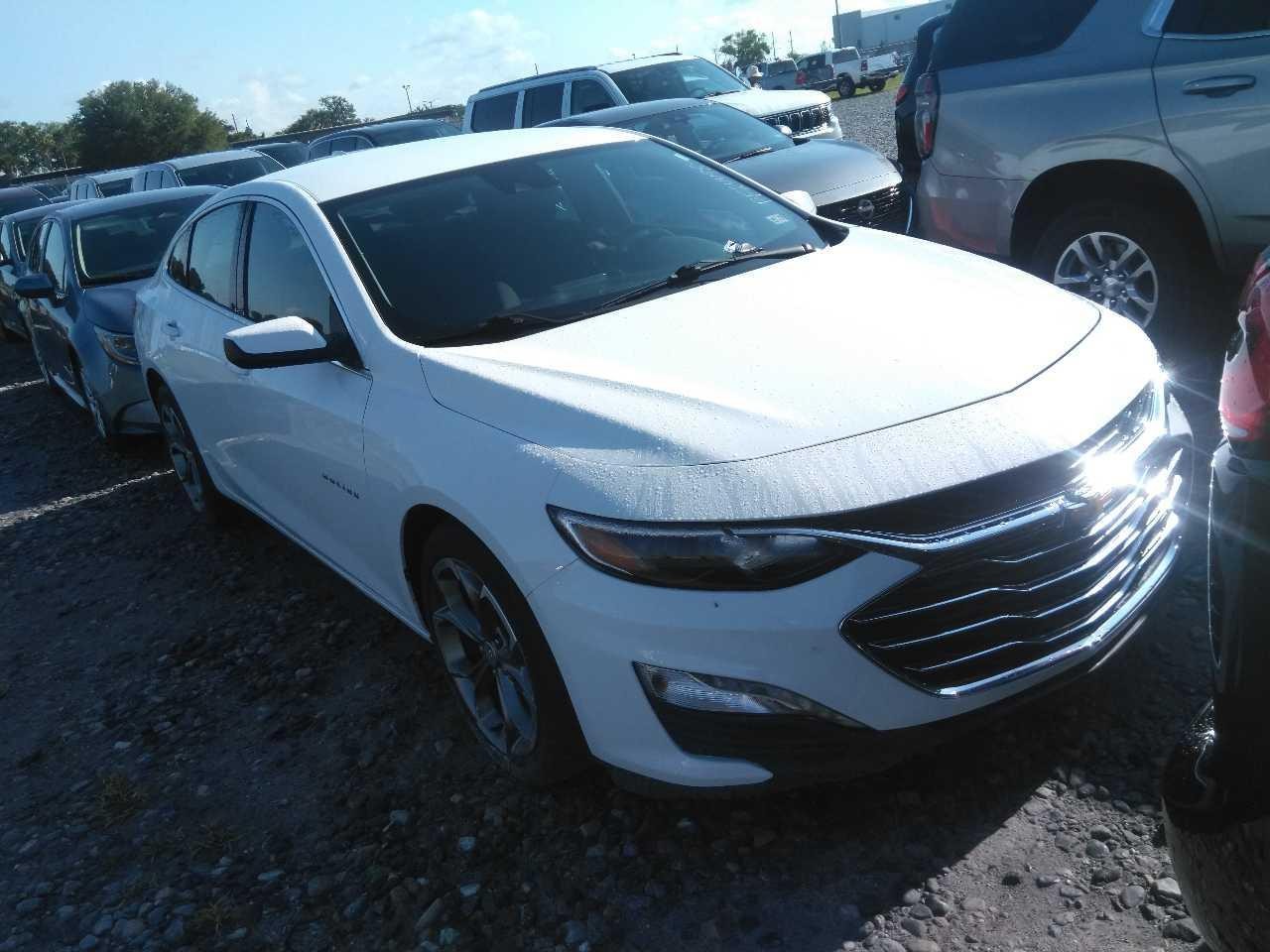 Chevrolet Malibu Vehicle Full-screen Gallery Image 2
