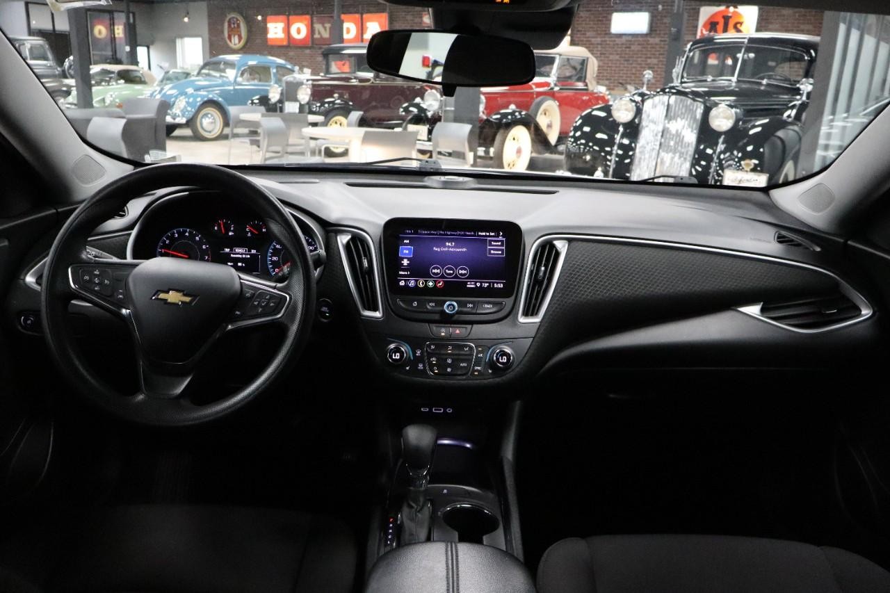 Chevrolet Malibu Vehicle Full-screen Gallery Image 12