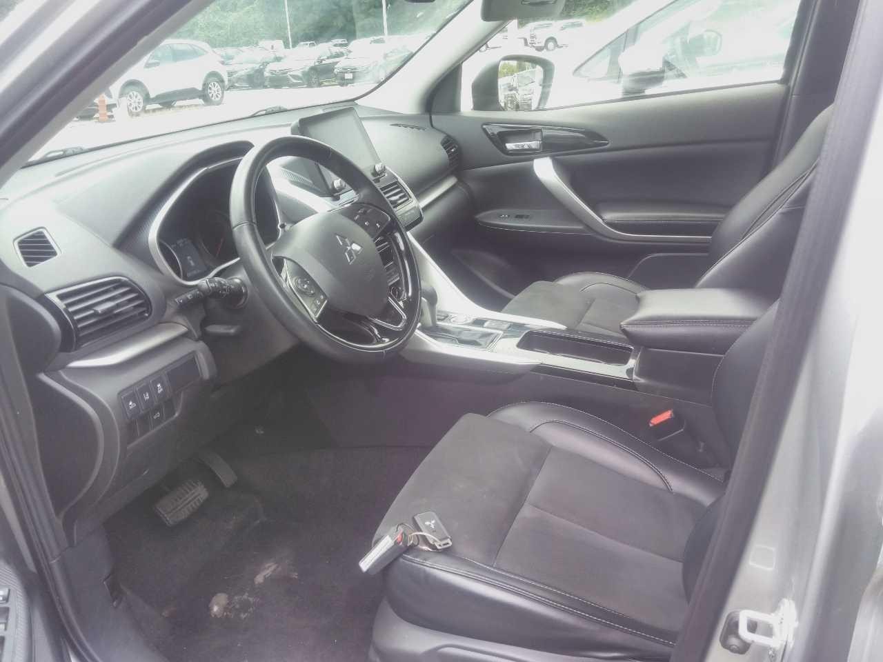 Mitsubishi Eclipse Cross Vehicle Full-screen Gallery Image 2