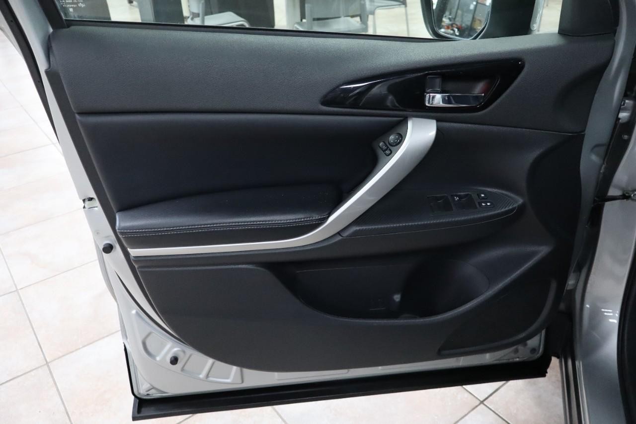 Mitsubishi Eclipse Cross Vehicle Full-screen Gallery Image 10
