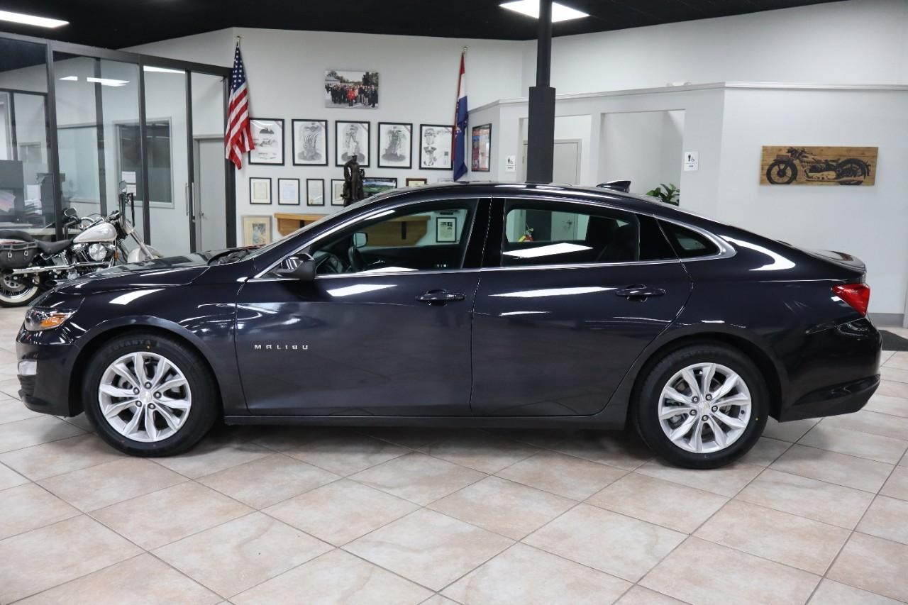 Chevrolet Malibu Vehicle Full-screen Gallery Image 2