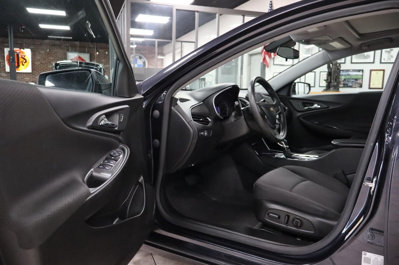 Chevrolet Malibu Vehicle Full-screen Gallery Image 10