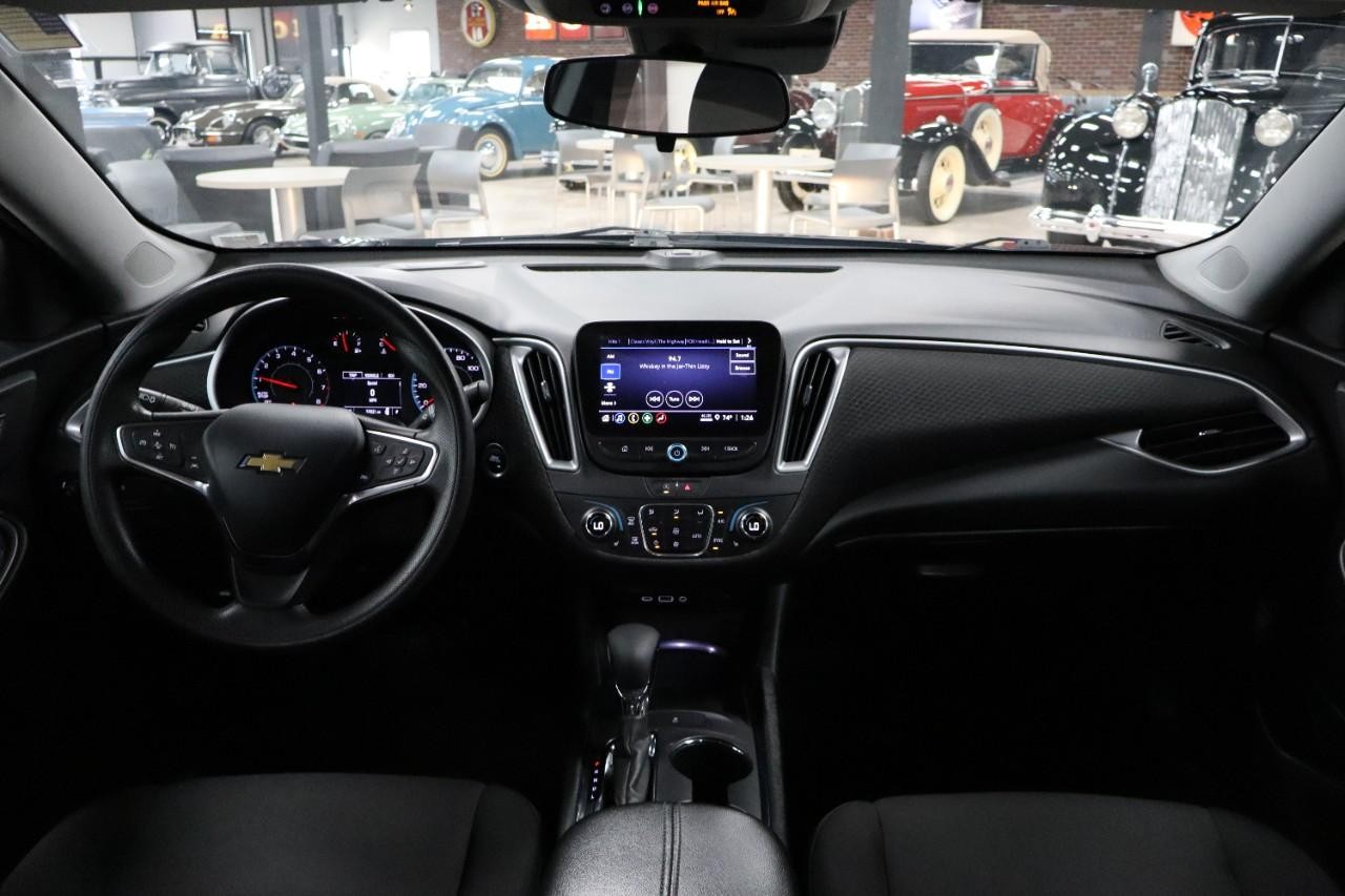 Chevrolet Malibu Vehicle Full-screen Gallery Image 12