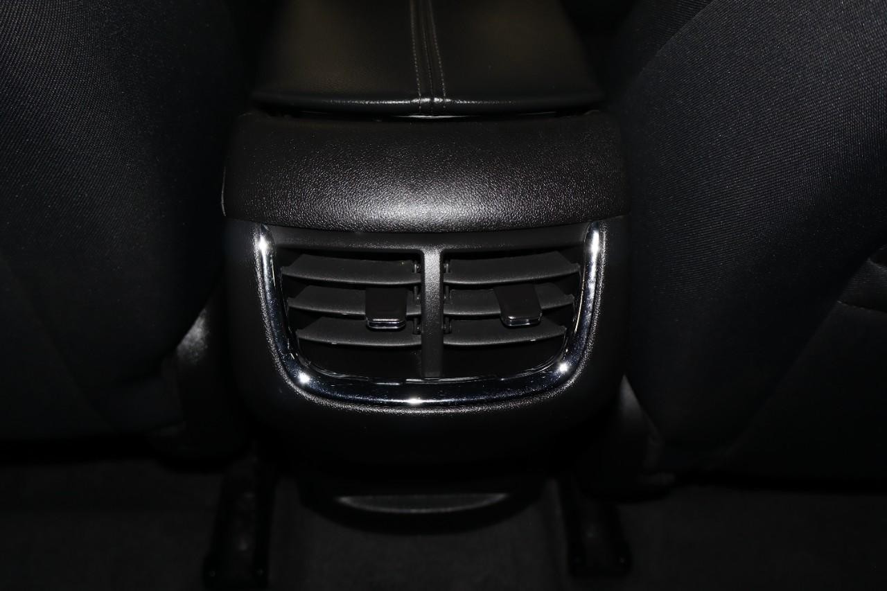 Chevrolet Malibu Vehicle Full-screen Gallery Image 23