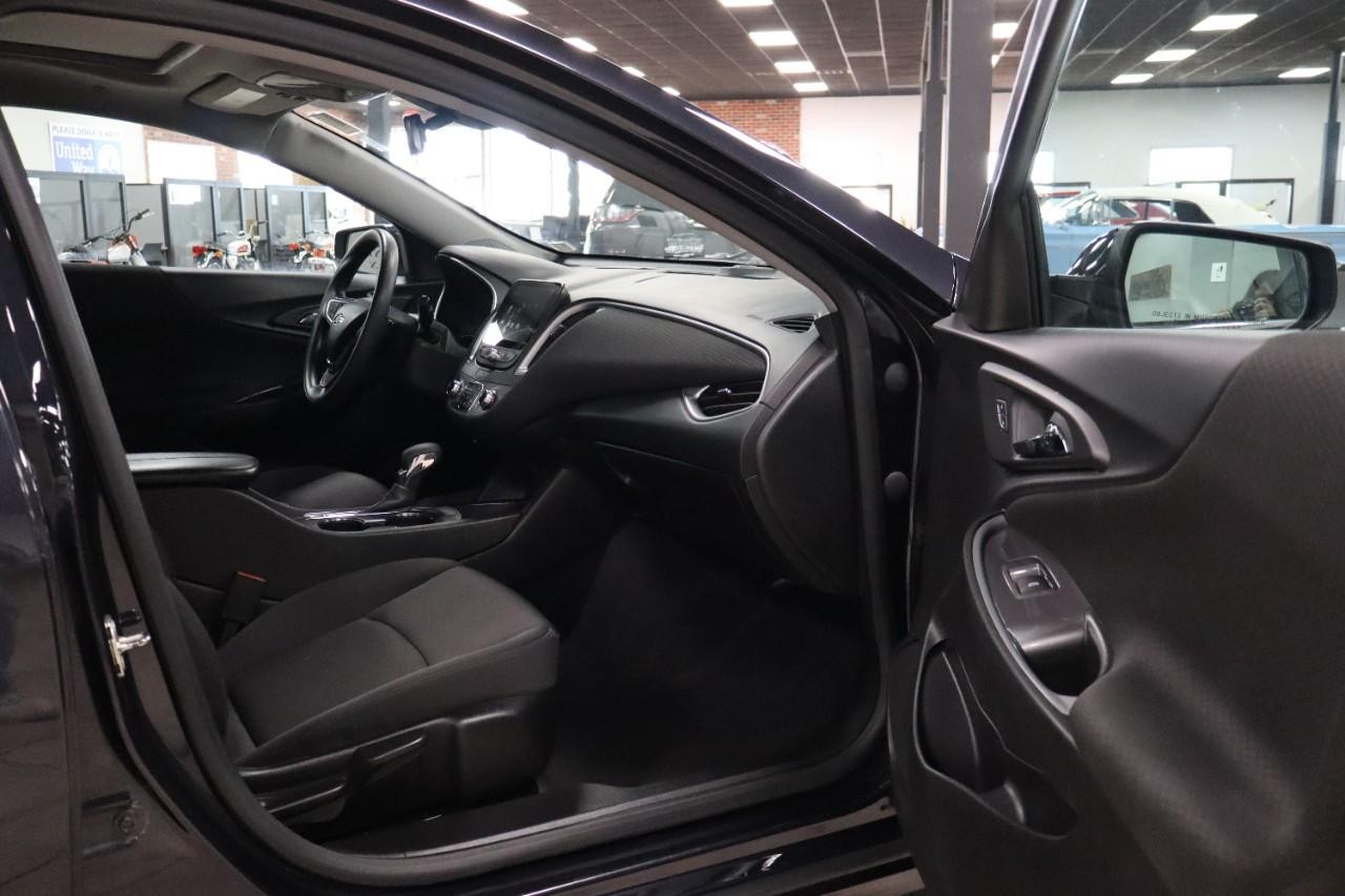 Chevrolet Malibu Vehicle Full-screen Gallery Image 27