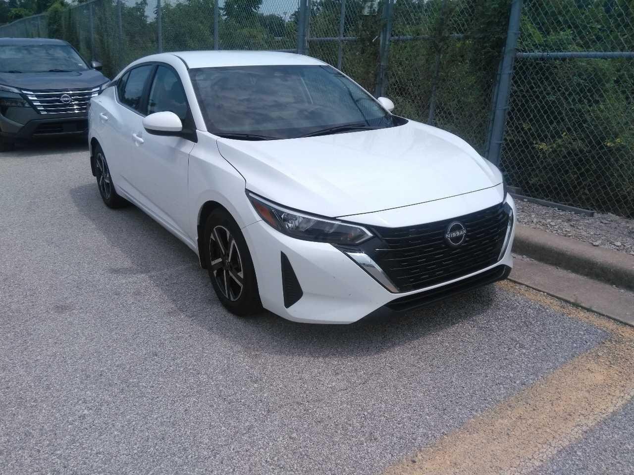 Nissan Sentra Vehicle Full-screen Gallery Image 4