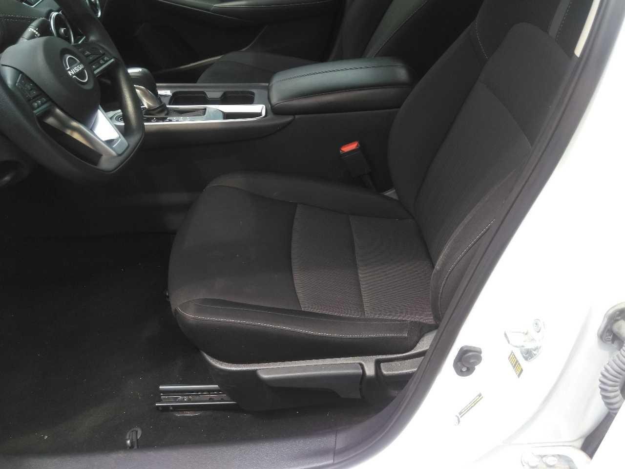 Nissan Sentra Vehicle Full-screen Gallery Image 5