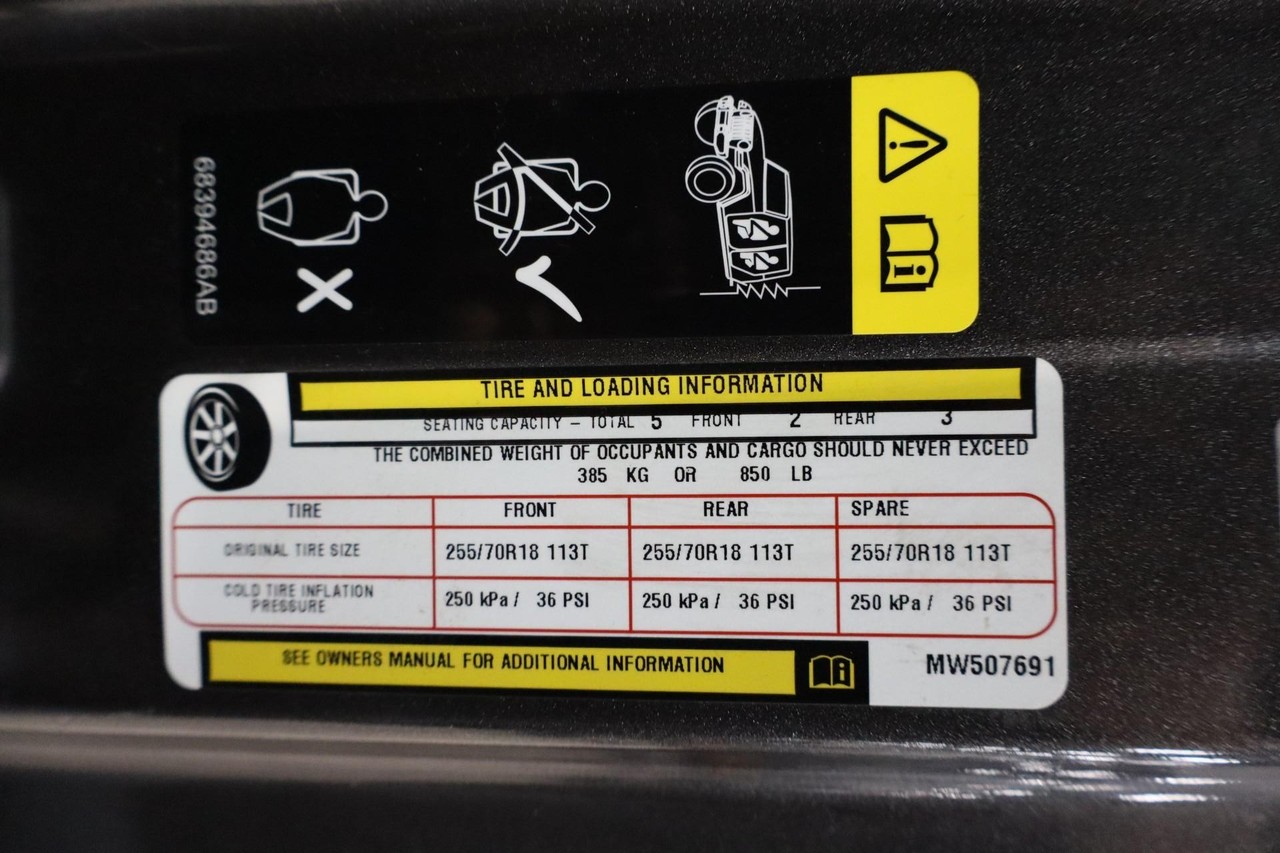 Jeep Wrangler Vehicle Full-screen Gallery Image 36