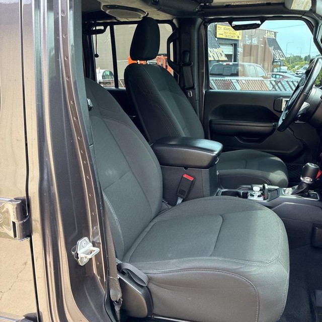 Jeep Wrangler Vehicle Full-screen Gallery Image 9