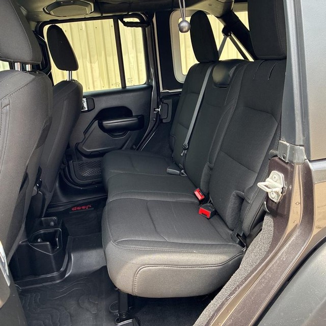Jeep Wrangler Vehicle Full-screen Gallery Image 10