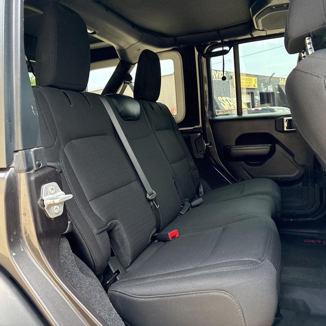 Jeep Wrangler Vehicle Full-screen Gallery Image 11