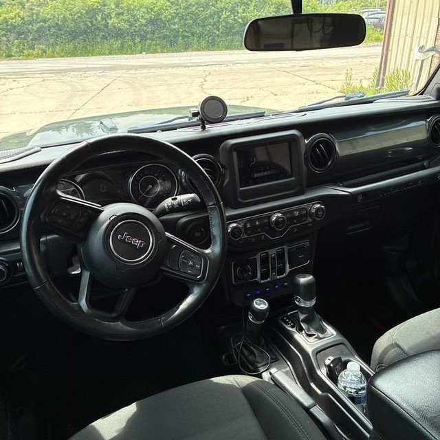 Jeep Wrangler Vehicle Full-screen Gallery Image 12