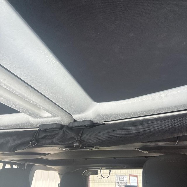 Jeep Wrangler Vehicle Full-screen Gallery Image 16