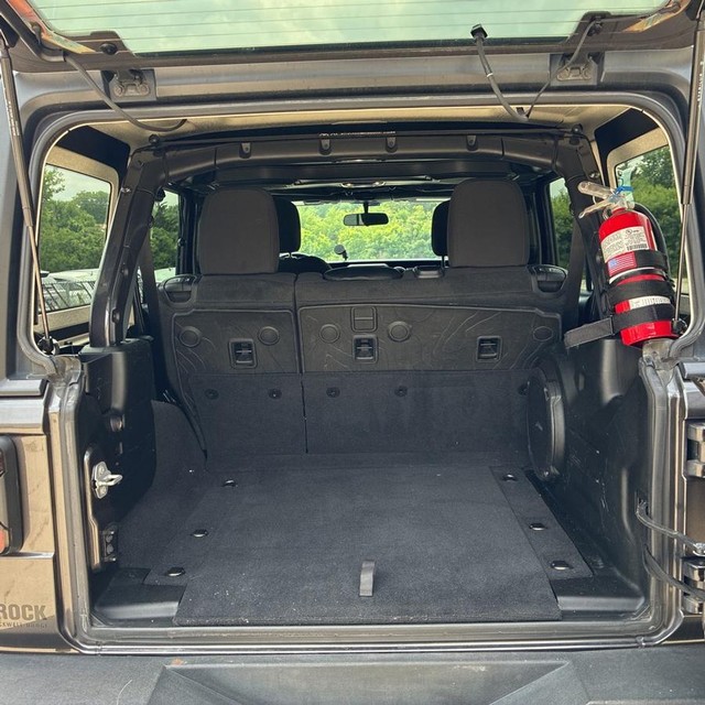 Jeep Wrangler Vehicle Full-screen Gallery Image 17