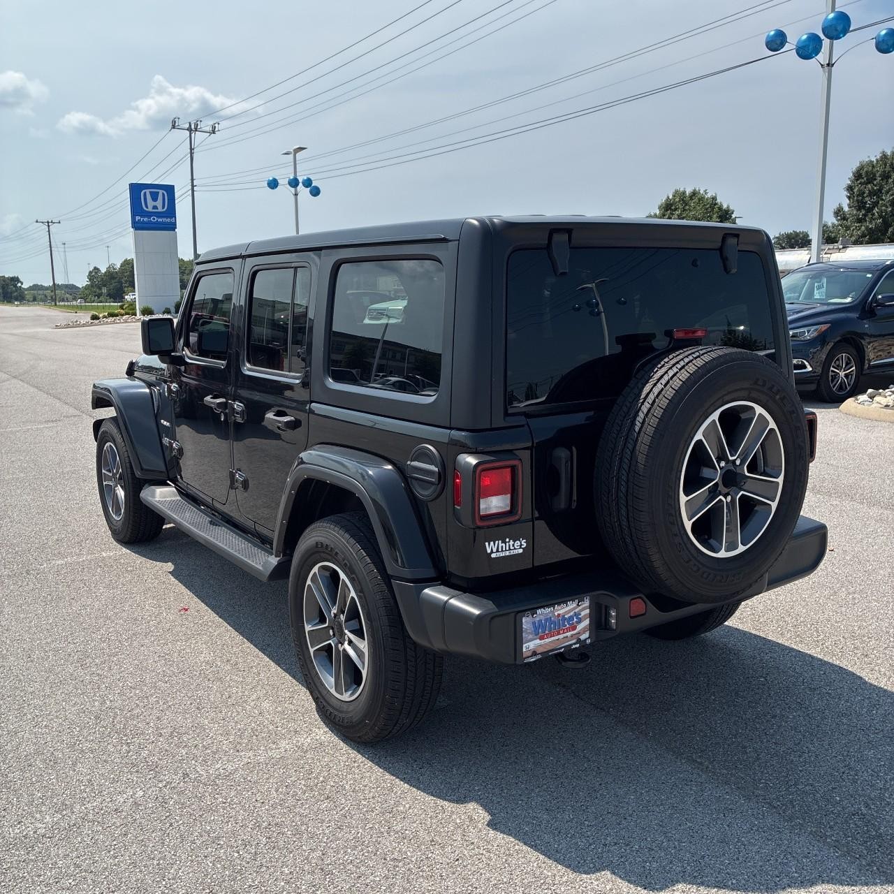 Jeep Wrangler Vehicle Full-screen Gallery Image 3