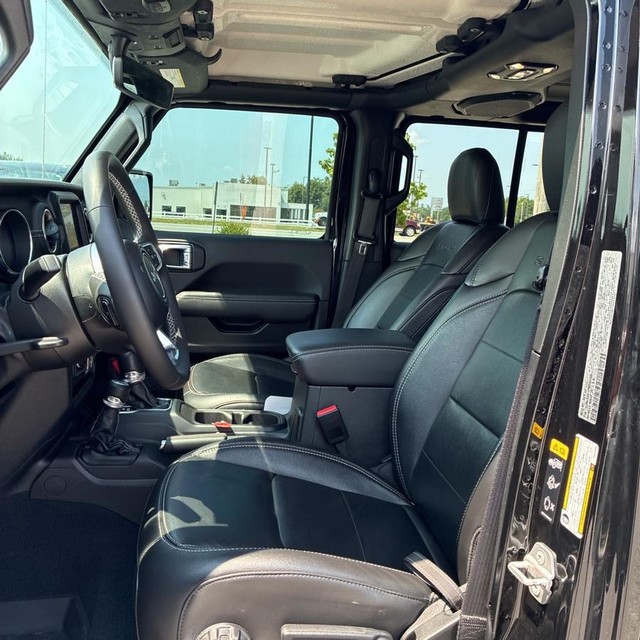 Jeep Wrangler Vehicle Full-screen Gallery Image 8