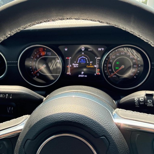 Jeep Wrangler Vehicle Full-screen Gallery Image 15