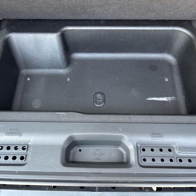 Jeep Wrangler Vehicle Full-screen Gallery Image 17