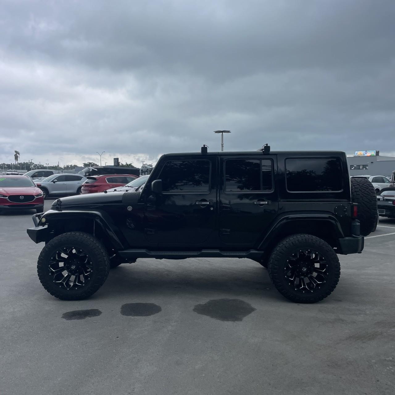 Jeep Wrangler Unlimited Vehicle Full-screen Gallery Image 2