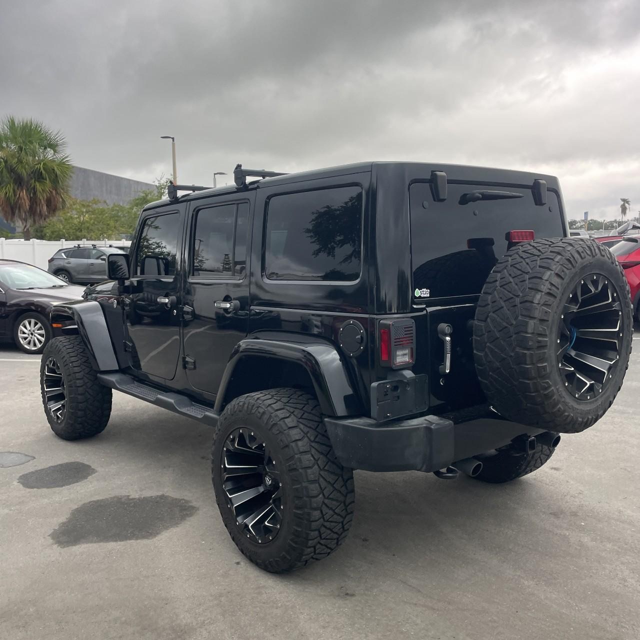 Jeep Wrangler Unlimited Vehicle Full-screen Gallery Image 3