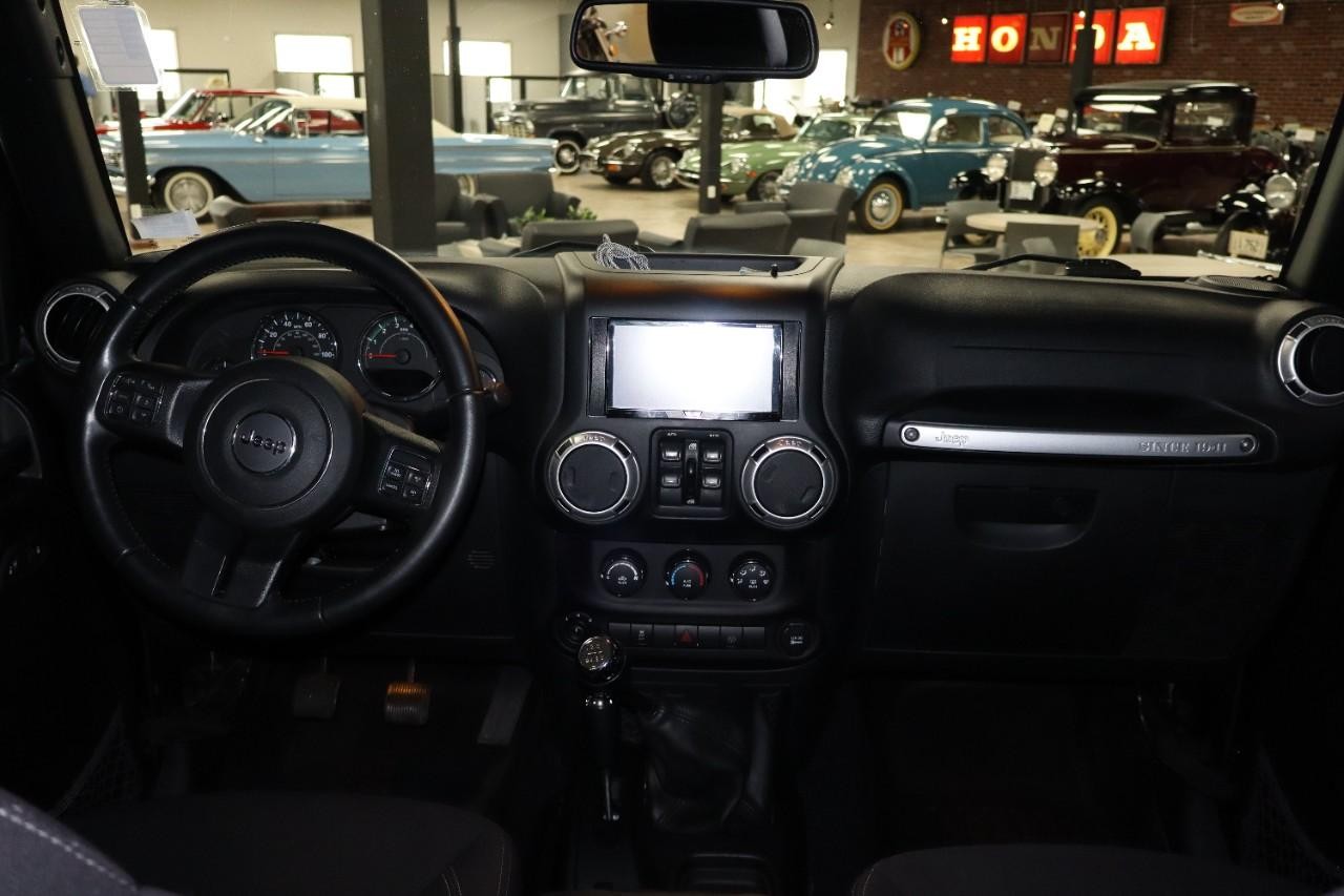 Jeep Wrangler Unlimited Vehicle Full-screen Gallery Image 12