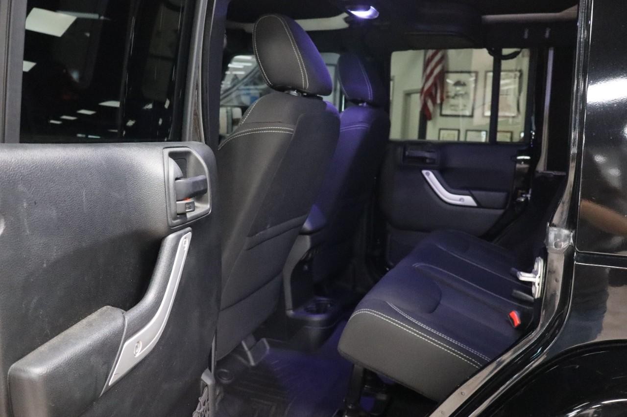Jeep Wrangler Unlimited Vehicle Full-screen Gallery Image 22