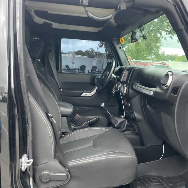 Jeep Wrangler Unlimited Vehicle Full-screen Gallery Image 10