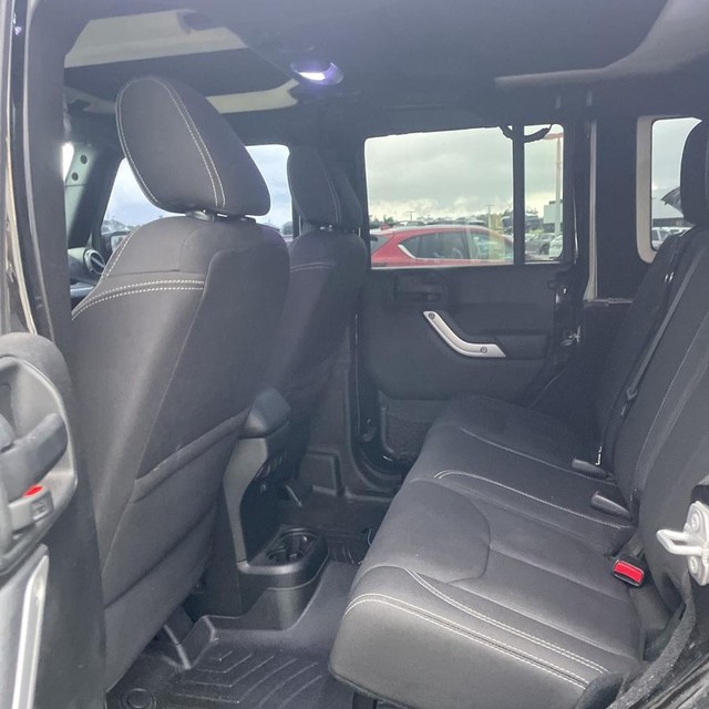 Jeep Wrangler Unlimited Vehicle Full-screen Gallery Image 11