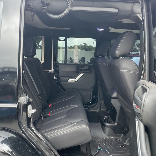 Jeep Wrangler Unlimited Vehicle Full-screen Gallery Image 12